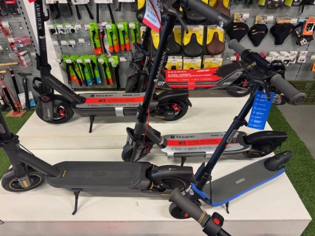 Segway Ninebot Kickscooter step uit voorraad steps testen, Fietsen en Brommers, Steps, Ophalen of Verzenden, Nieuw, Elektrische step (E-scooter)