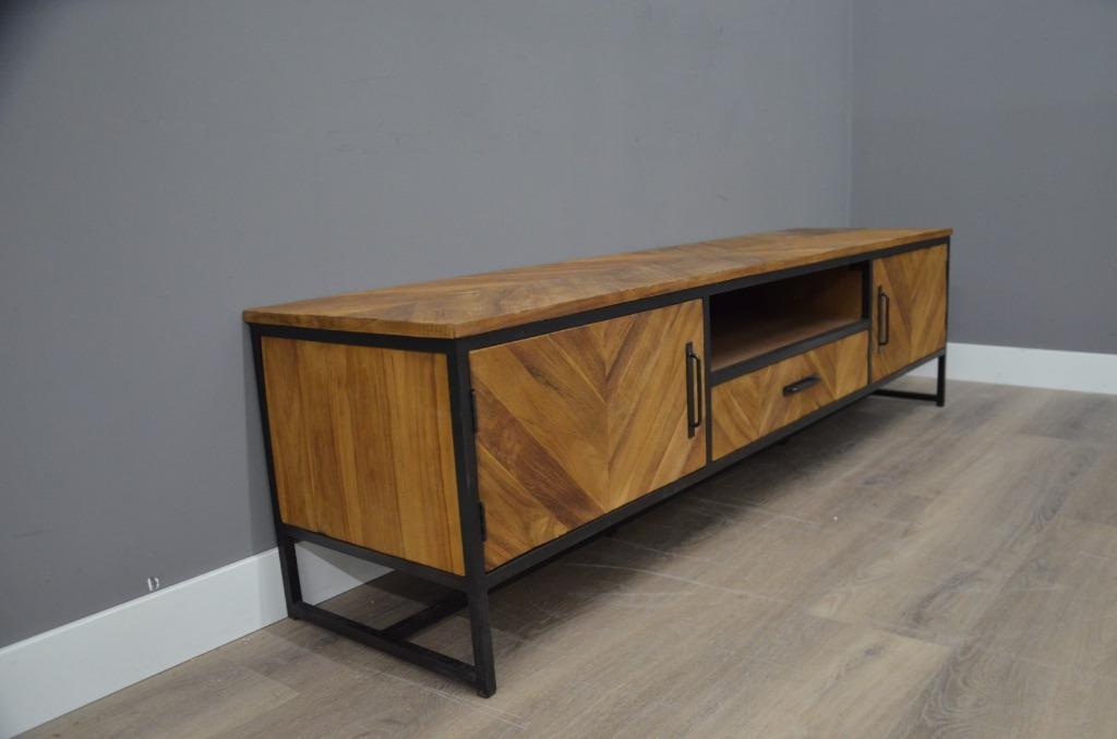 Teak tv meubel met visgraat en staal 190 cm, Huis en Inrichting, 150 tot 200 cm, Ophalen of Verzenden, Zo goed als nieuw, Minder dan 100 cm