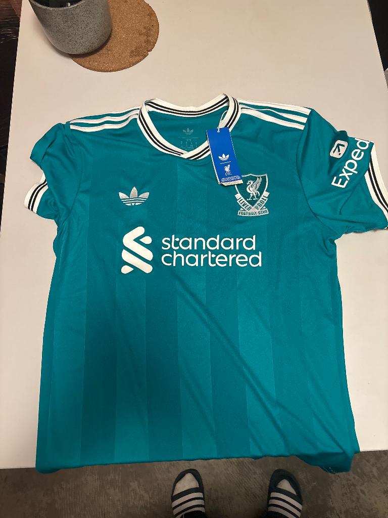 Liverpool football kit size M, Verzamelen, Sportartikelen en Voetbal, Ophalen of Verzenden, Nieuw, Buitenlandse clubs, Shirt