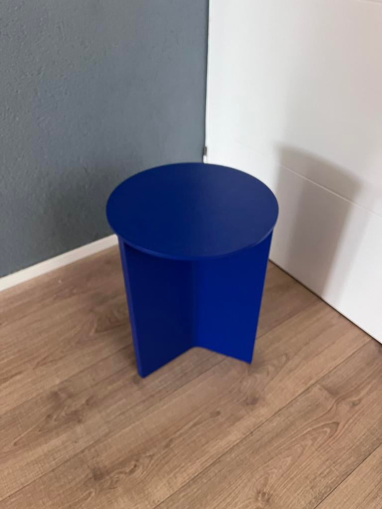 HAY Slit High Bijzettafel Ø35 cm - Vivid blue, Huis en Inrichting, Tafels | Bijzettafels, Minder dan 55 cm, Strak Scandinavisch design