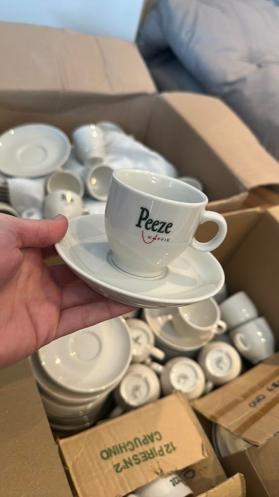 2 dozen met nostalgisch Peeze servies, Ophalen