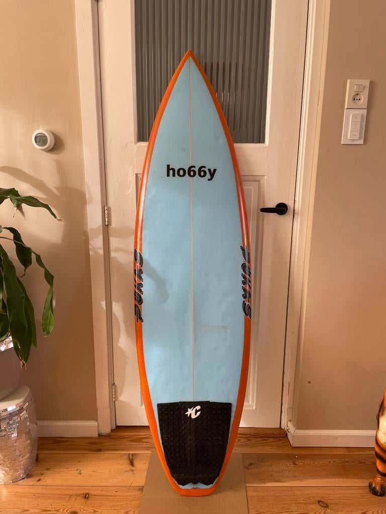Pukas tasty treat 5.7, Watersport en Boten, Golfsurfen, Zo goed als nieuw, Shortboard, Ophalen