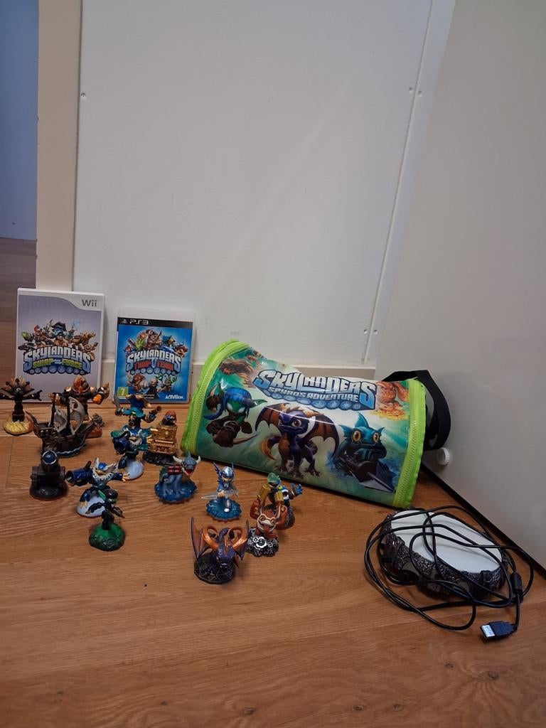 Set van Skylanders: 14 poppetjes, 2 spellen, portal en tas, Ophalen of Verzenden, Gebruikt