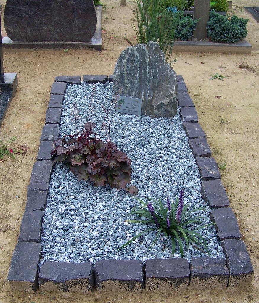 Grafmonument  grafsteen natuursteen keien, Kisten, Grafstenen en Urnen