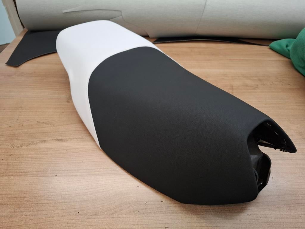 Zadel voor Peugeot Speedfight 1 + 2 - kleuren vrij te kiezen, Fietsen en Brommers, Brommeronderdelen | Scooters, Nieuw, Ophalen of Verzenden