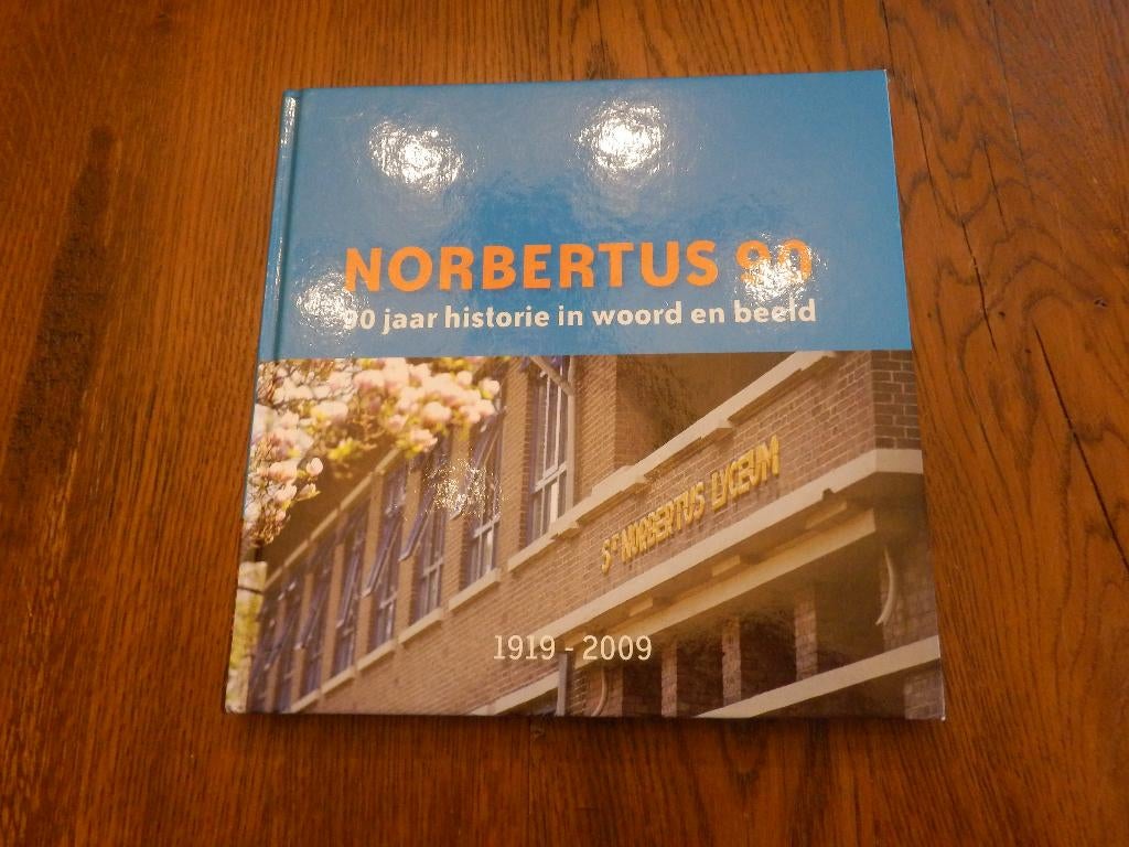 Norbertuscollege Roosendaal 90 jaar historie in woord en Be , 20e eeuw of later, Kees Huijbregts ., Ophalen of Verzenden, Zo goed als nieuw