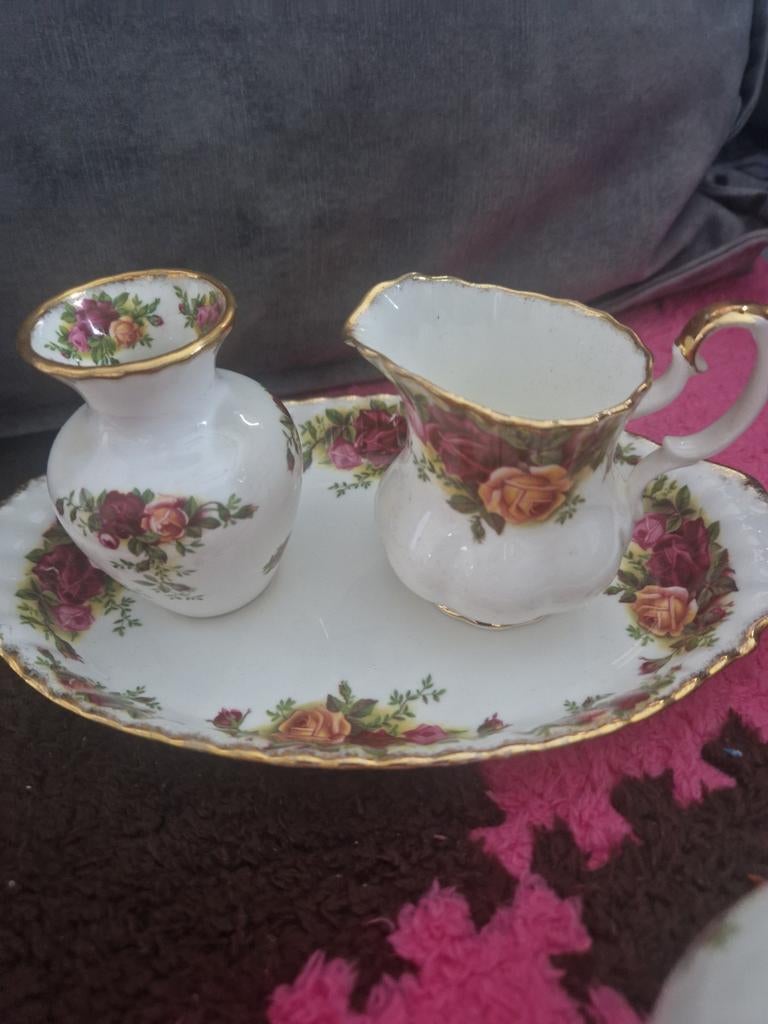 Royal albert, Verzamelen, Ophalen of Verzenden, Zo goed als nieuw, Porselein, Kop en/of schotel
