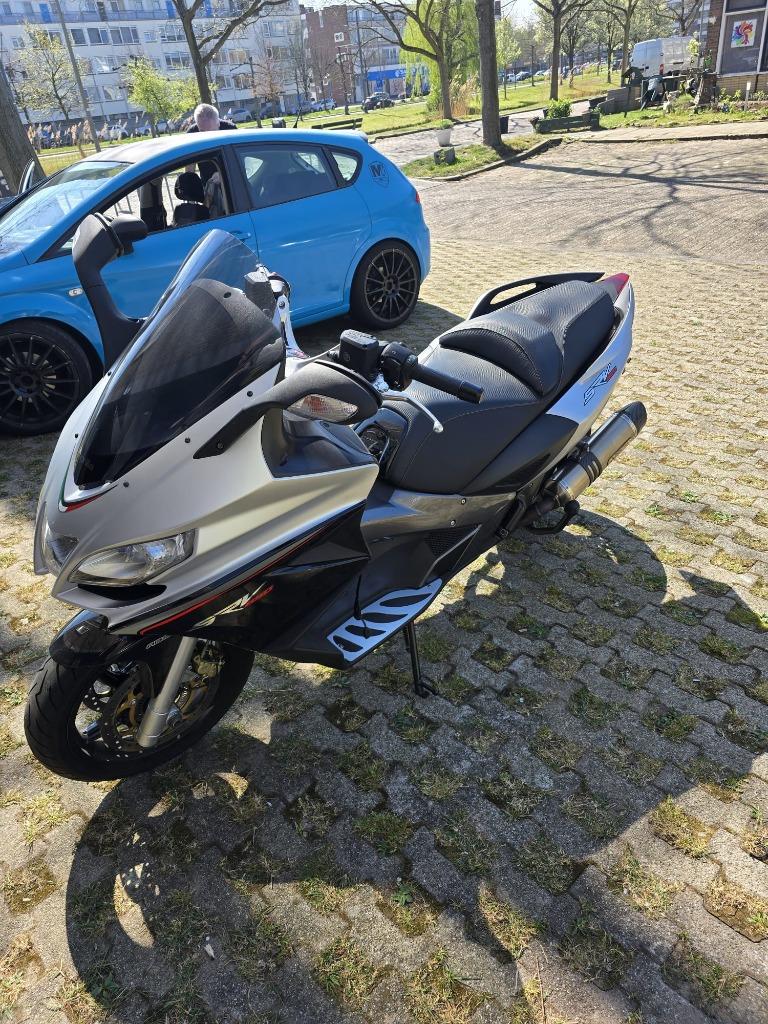 aprilia srv 850 In het grijs motorscooter, Motoren, Motoren | Aprilia, Meer dan 35 kW, Minimaal motorrijbewijs A2, 850 cc, 2 cilinders