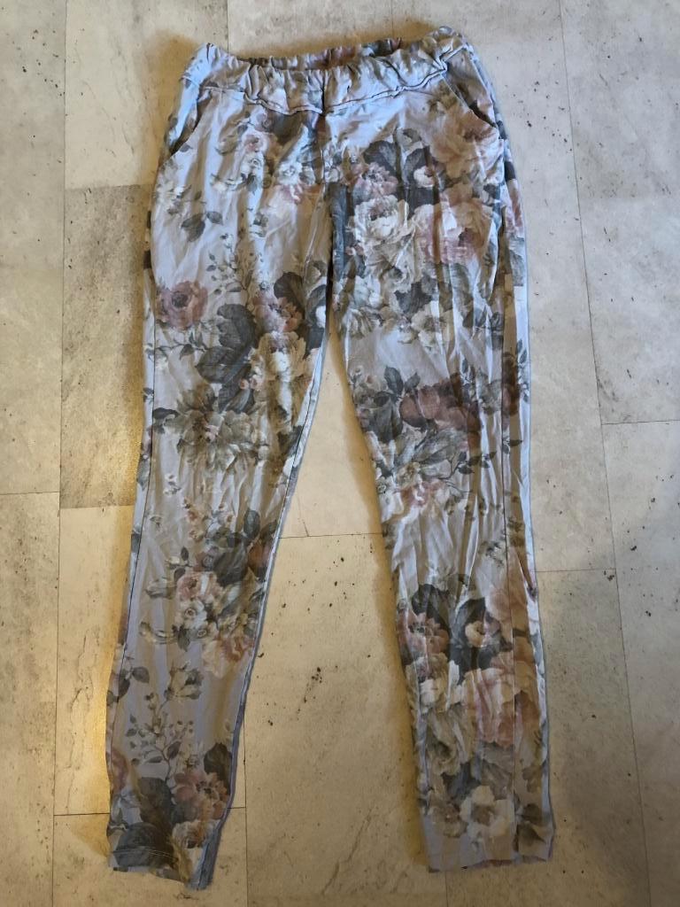 V) CC7 licht grijs gebloemde broek S/M, Maat 38/40 (M), Nieuw, Ophalen of Verzenden, Grijs