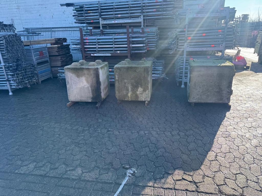 Betonblok wegenblokken, Ophalen of Verzenden, Zo goed als nieuw