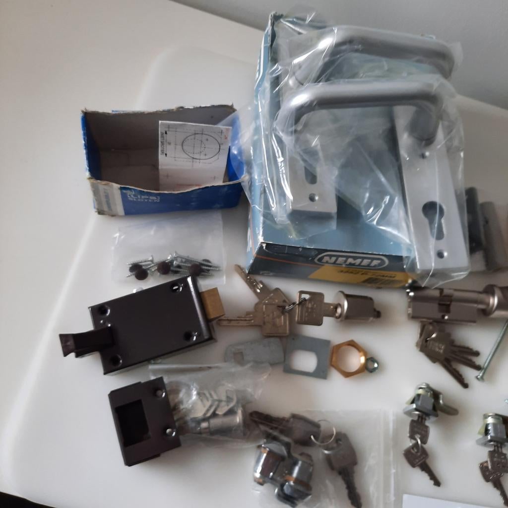 Sloten berging,bureau,locker, postkast,knopcil. cil.verlengd, Ophalen of Verzenden, Nieuw, Slot
