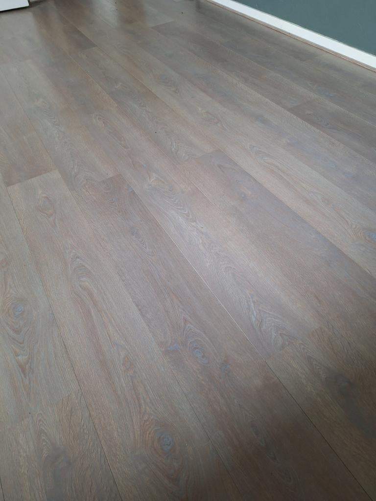 ca. 28m2 laminaat met ondervloer+plintjes - liggen gestapeld, Ophalen, Gebruikt, 50 tot 150 cm, 10 m² of meer