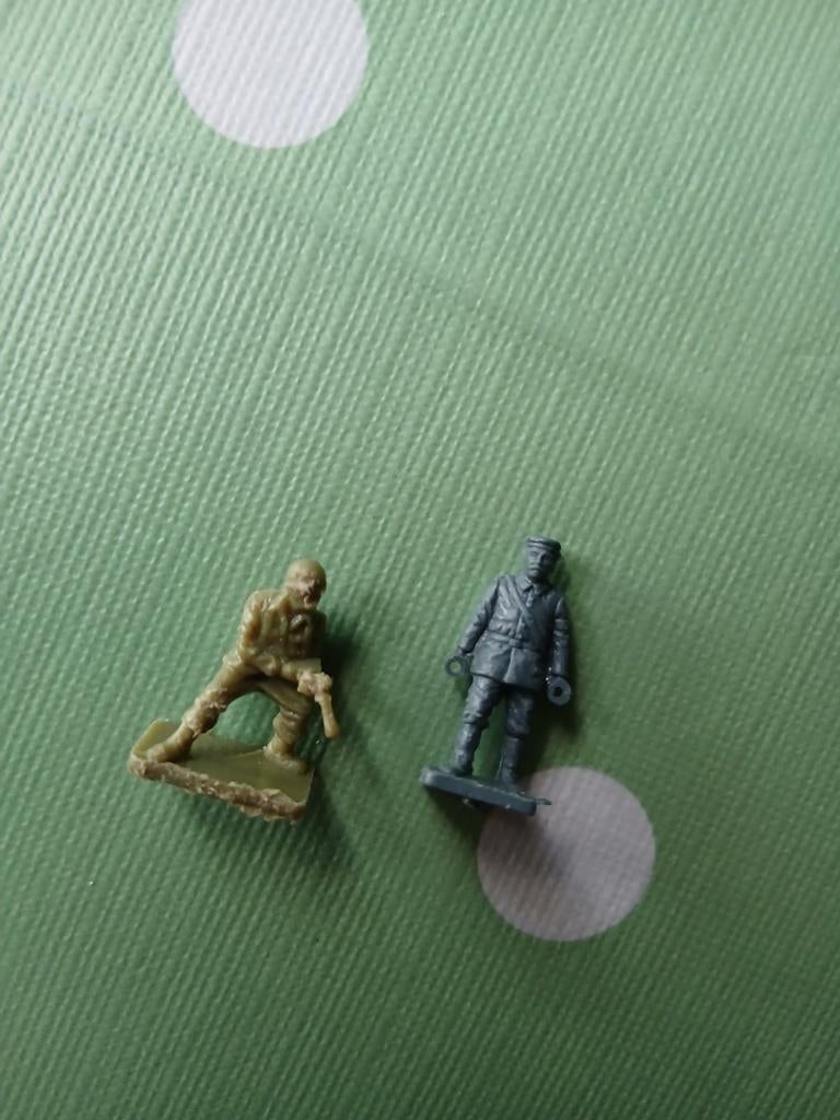 Twee vintage plastic soldaatjes, Verzamelen, Ophalen of Verzenden, Gebruikt