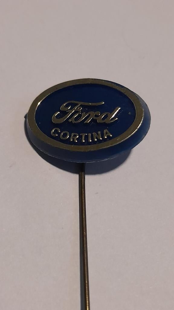 Vintage speldje Ford Cortina, Verzamelen, Speldjes, Pins en Buttons, Ophalen of Verzenden, Gebruikt, Transport