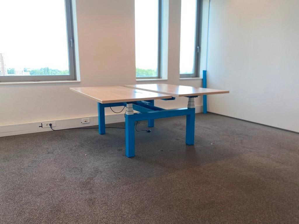 31 x Bench zit/sta bureau Gispen (elektrisch), 160 x 170 cm., Ophalen, In hoogte verstelbaar, Gebruikt