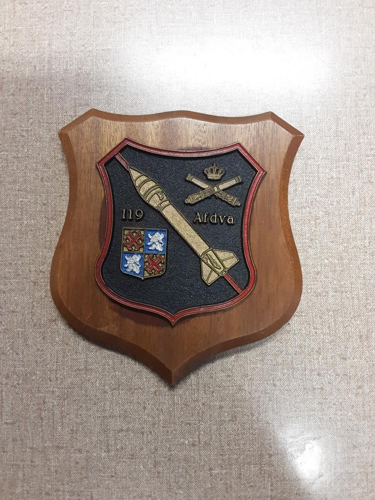 Schildje 119 Afdva Honest John (HJ), Ophalen of Verzenden, Landmacht, Nederland, Embleem of Badge