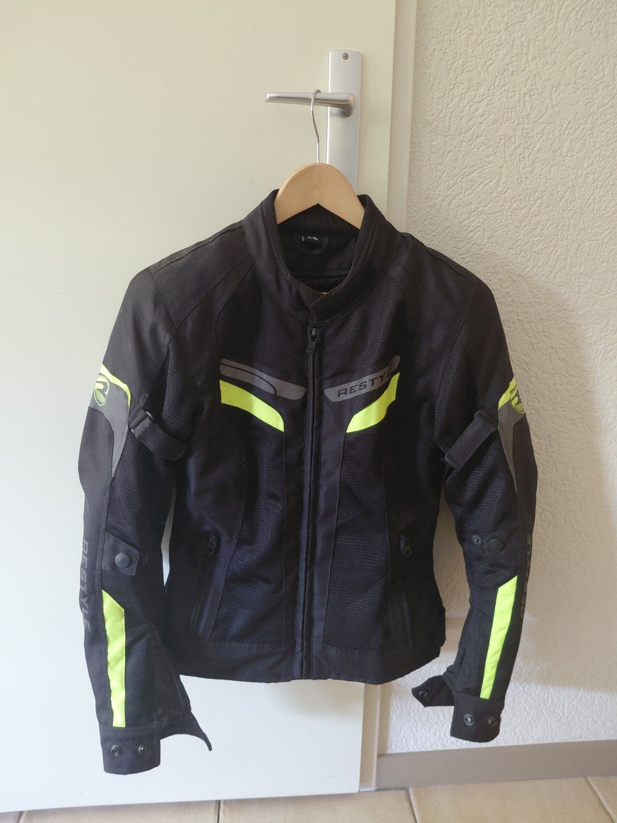 Restyle doorwaai jas - Zwart met neon geel (XS), Ophalen of Verzenden, Tweedehands, Jas | textiel