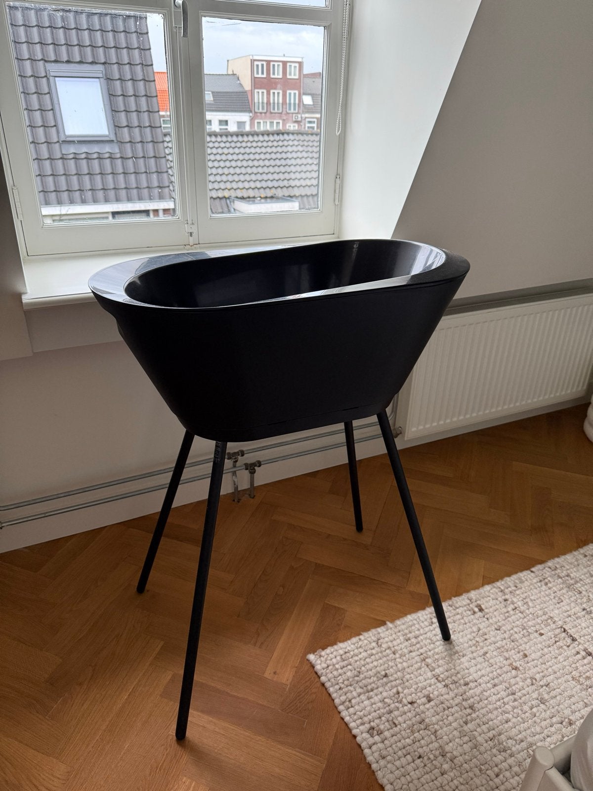 We Too babybadje zwart met standaard, Kinderen en Baby's, Badjes en Verzorging, Ophalen, Gebruikt, Badje, Overige merken