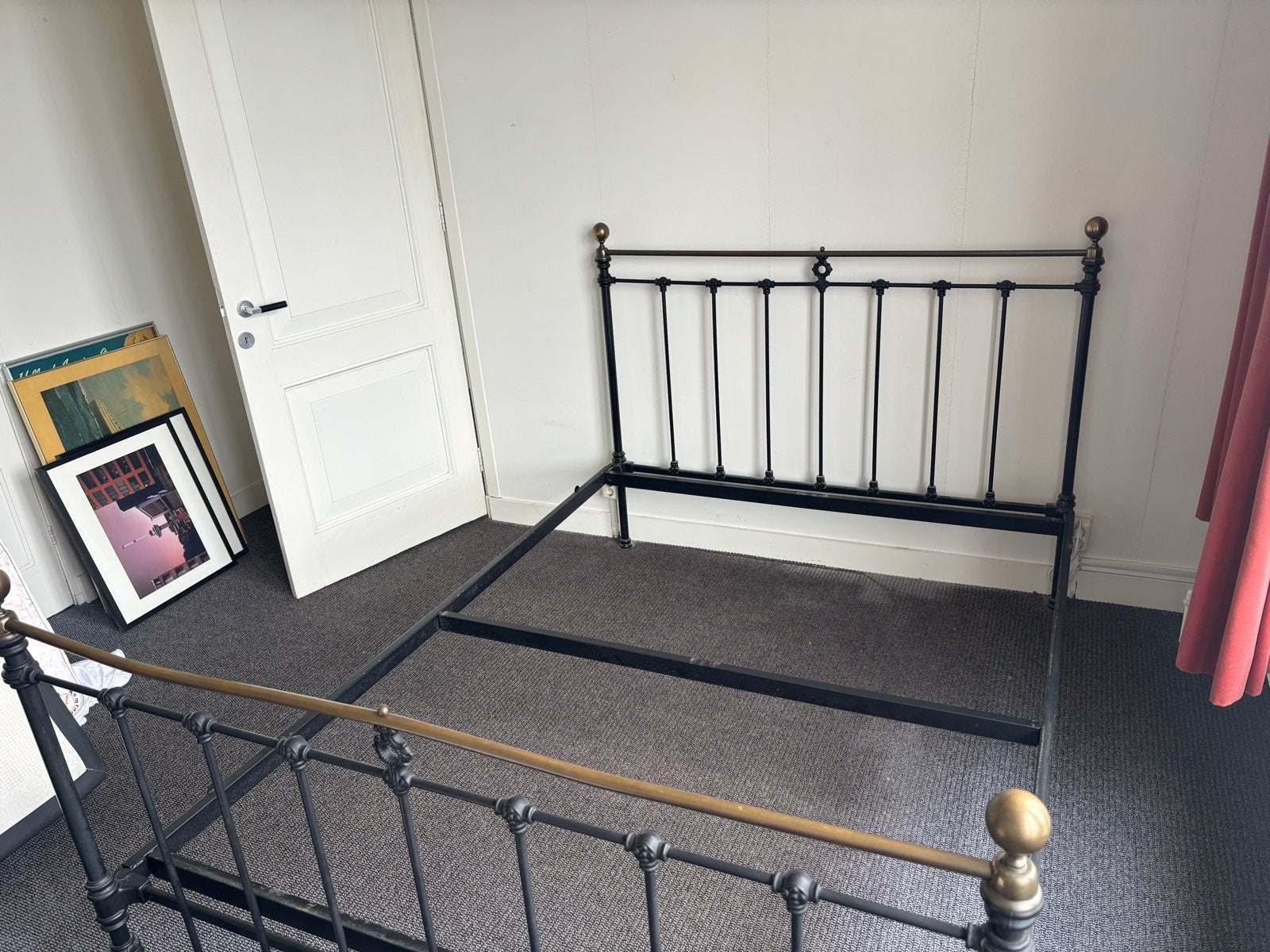 Antiek metalen bedframe met messing details, Huis en Inrichting, Slaapkamer | Bedden, Ophalen, Gebruikt, Zwart, Tweepersoons