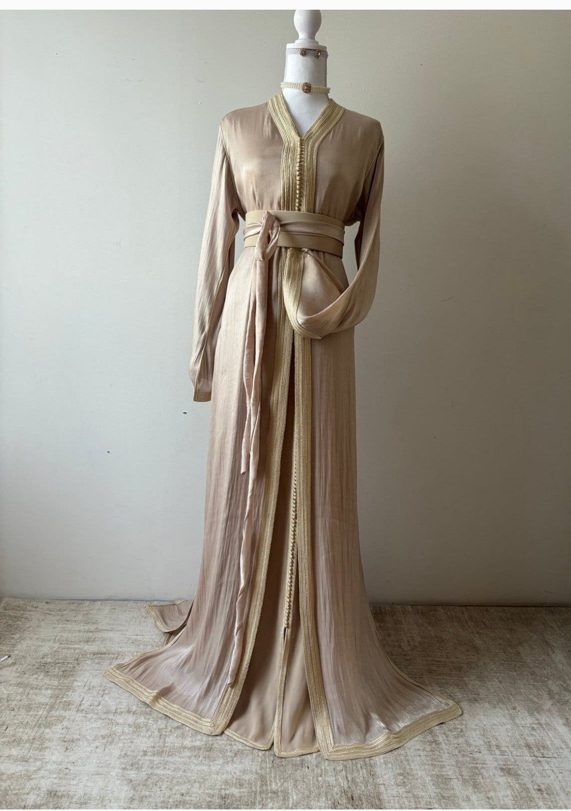 Takchita te HUUR, Kleding | Dames, Ophalen, Zo goed als nieuw, Maat 38/40 (M), Beige