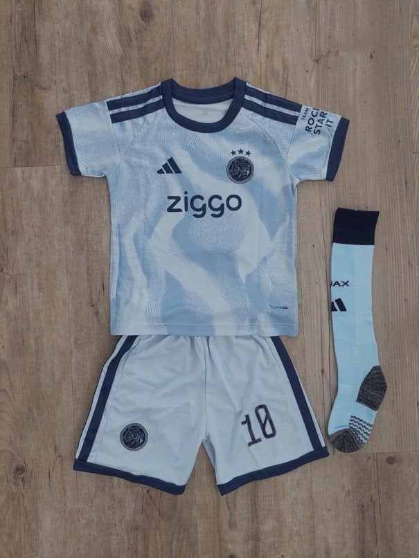 Ajax kids tenue 26/27, Sport en Fitness, Voetbal, Maat XS of kleiner, Ophalen of Verzenden, Nieuw, Set