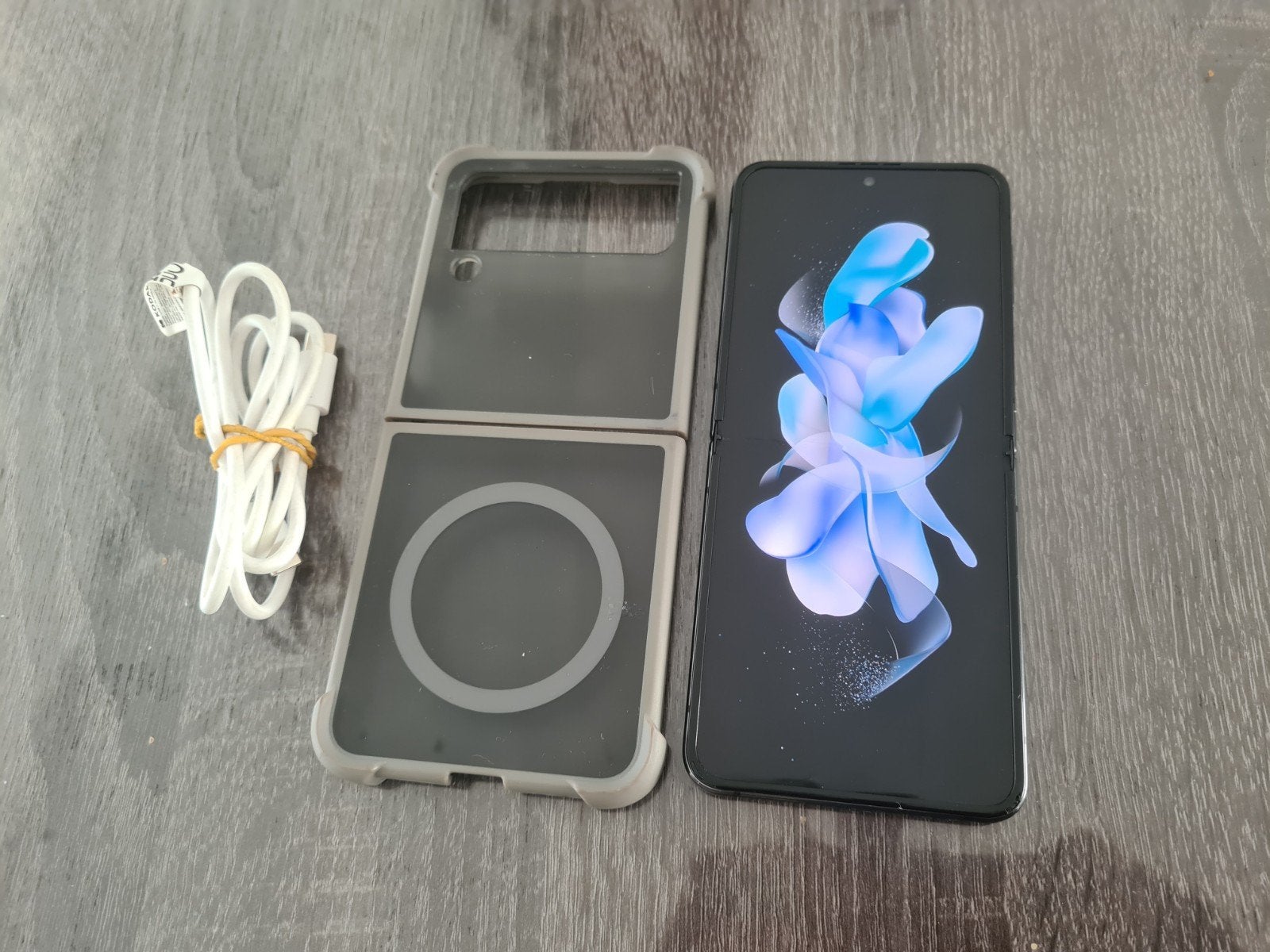 zo goed als nieuw Samsung Galaxy Z Flip 4 met hoes en kabel, Telecommunicatie, Mobiele telefoons | Samsung, 128 GB, Ophalen of Verzenden
