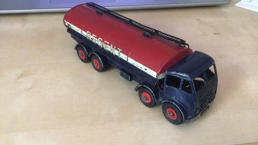 DINKY TOYS FODEN REGENT TANKWAGEN + LADDERS LICHT BESPEELD, Hobby en Vrije tijd, Modelauto's | 1:50, Ophalen of Verzenden, Zo goed als nieuw