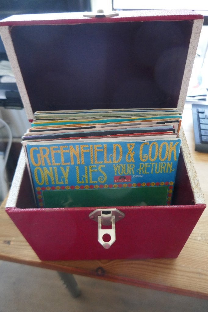 Single-koffertje met 30 singles, Cd's en Dvd's, Ophalen of Verzenden, Gebruikt, 7 inch, Pop