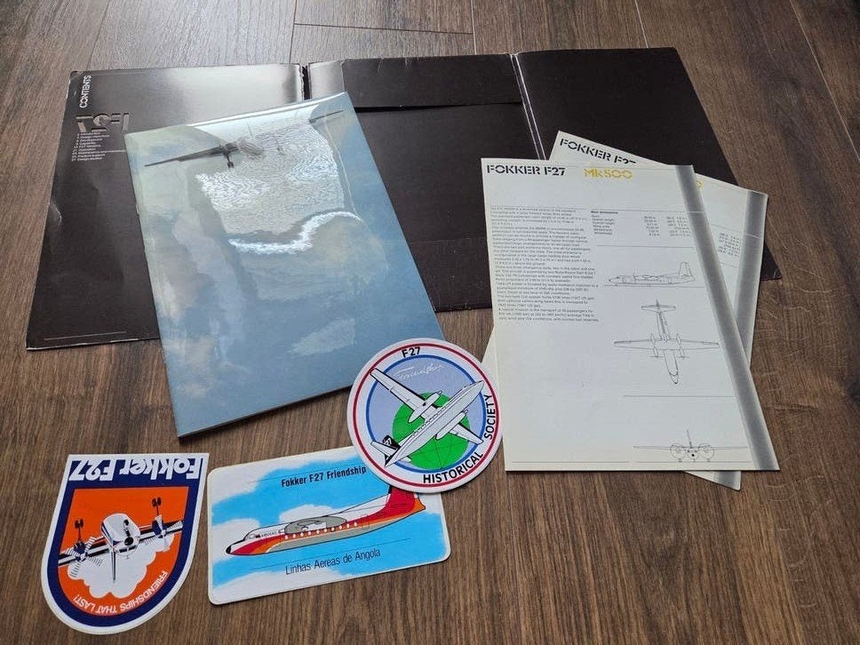 Boekwerk Fokker F27 Friendship met bijlage en 3 stickers, Boeken, Ophalen of Verzenden, Gelezen, Overige onderwerpen