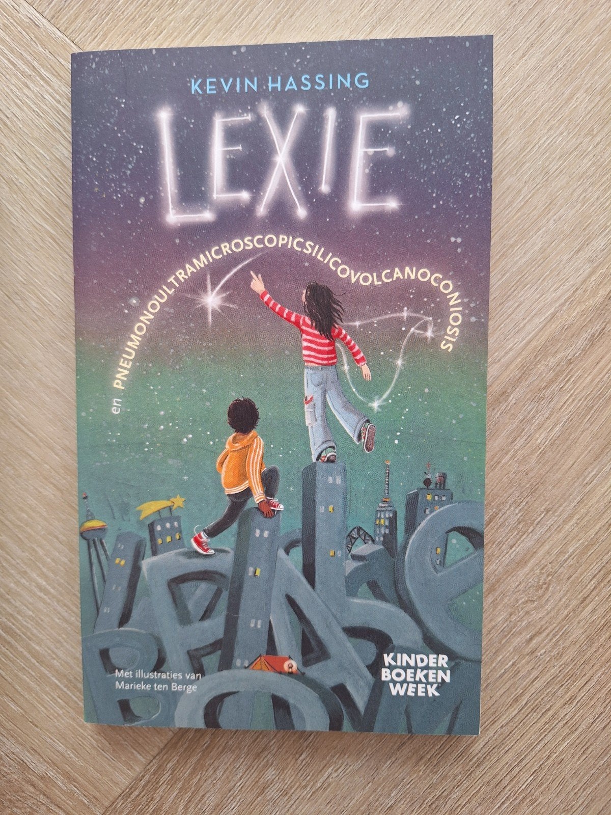Lexie en Pneumonoultramicroscopicsilicovolcanoconiosis, Ophalen of Verzenden, Zo goed als nieuw, Kevin Hassing, Fictie