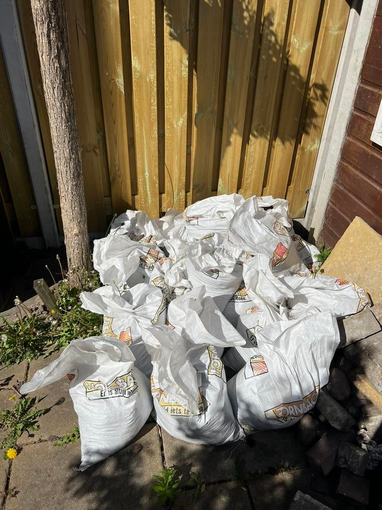 20 zakken zwart zand (met mogelijke kiezels), Tuin en Terras, Zand, Ophalen, Gebruikt, Ophoogzand