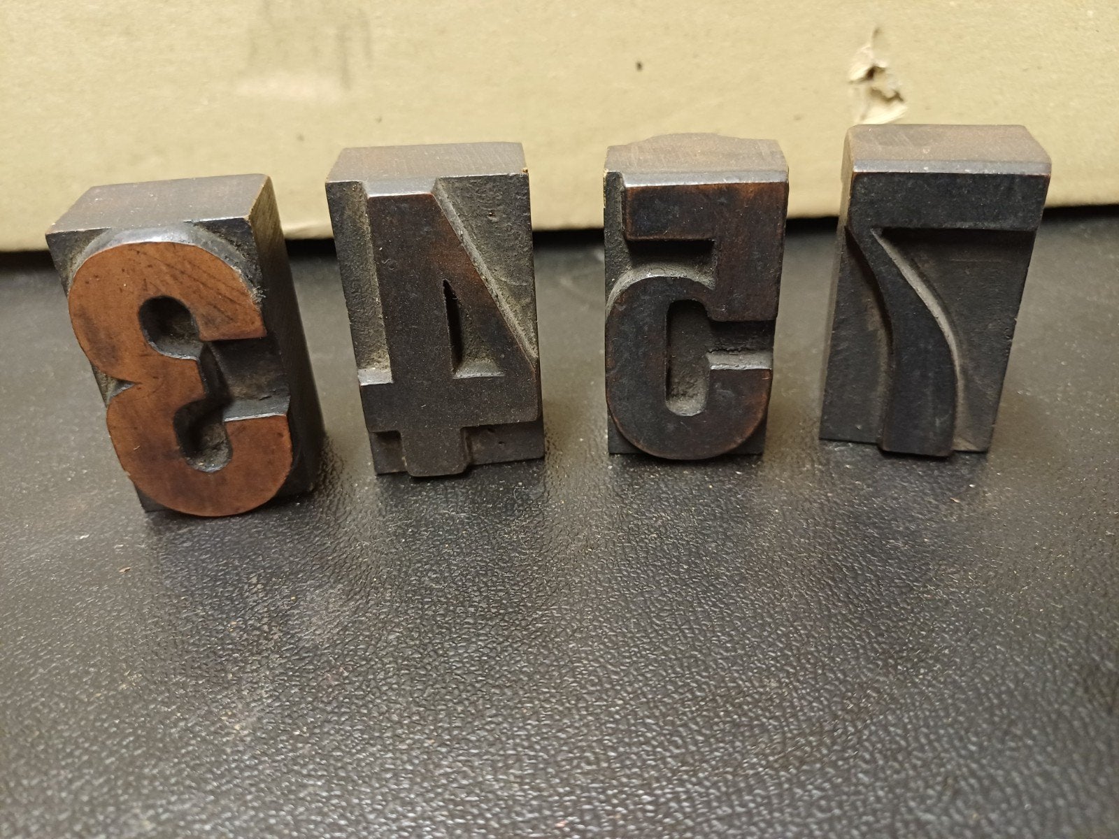 Vintage houten drukletters - cijfers 3, 4, 5, 7, Antiek en Kunst, Ophalen of Verzenden