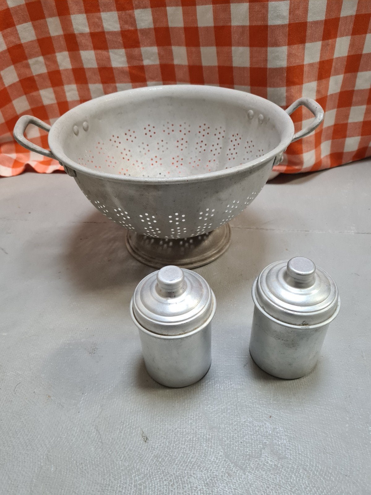 Vintage aluminium vergiet en twee kruidenpotjes, Ophalen