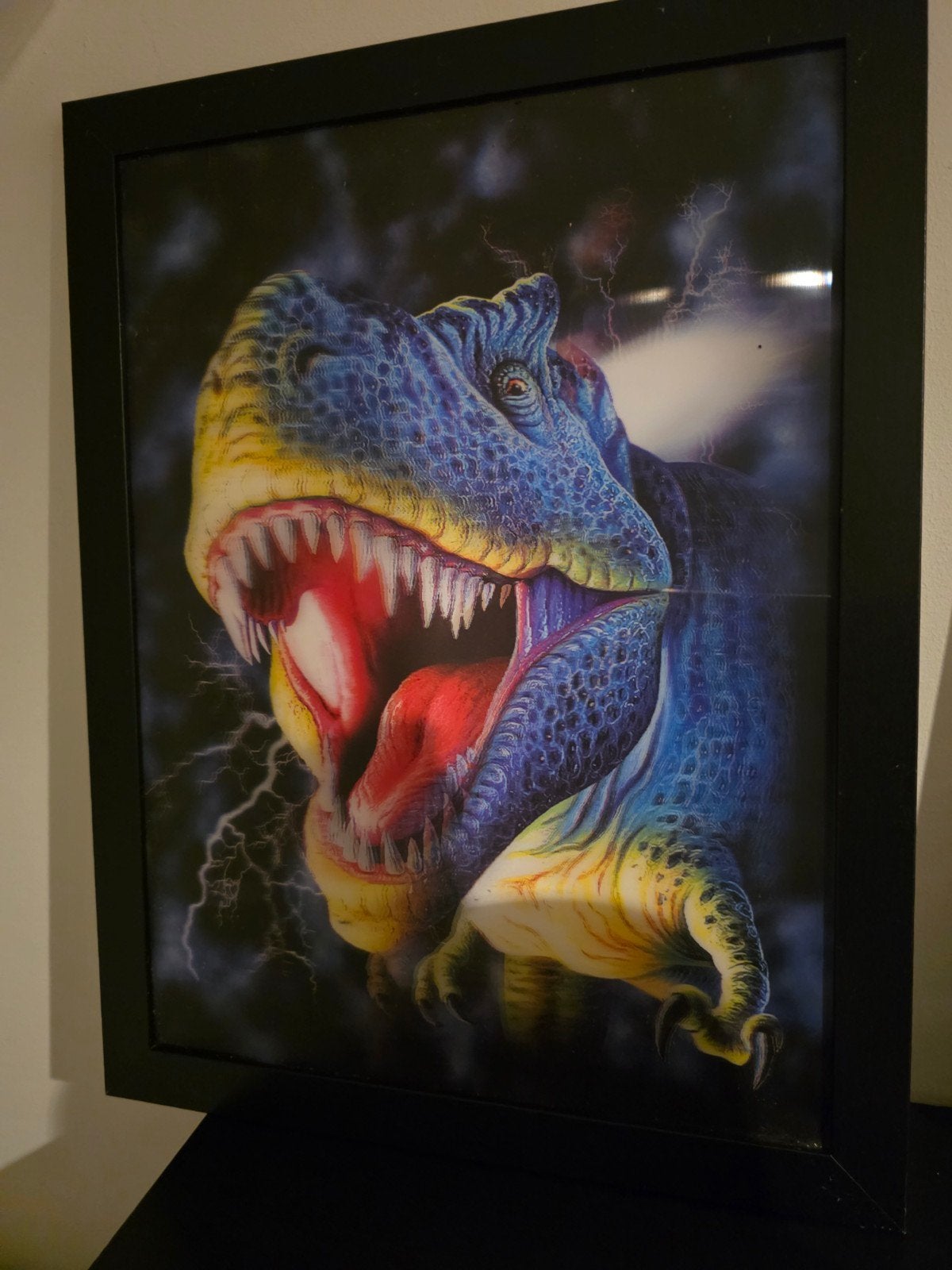Ingelijste T-Rex Poster - Brullende Dinosaurus Kunst, 50 – 75, Ophalen of Verzenden, Zo goed als nieuw, Foto of Poster