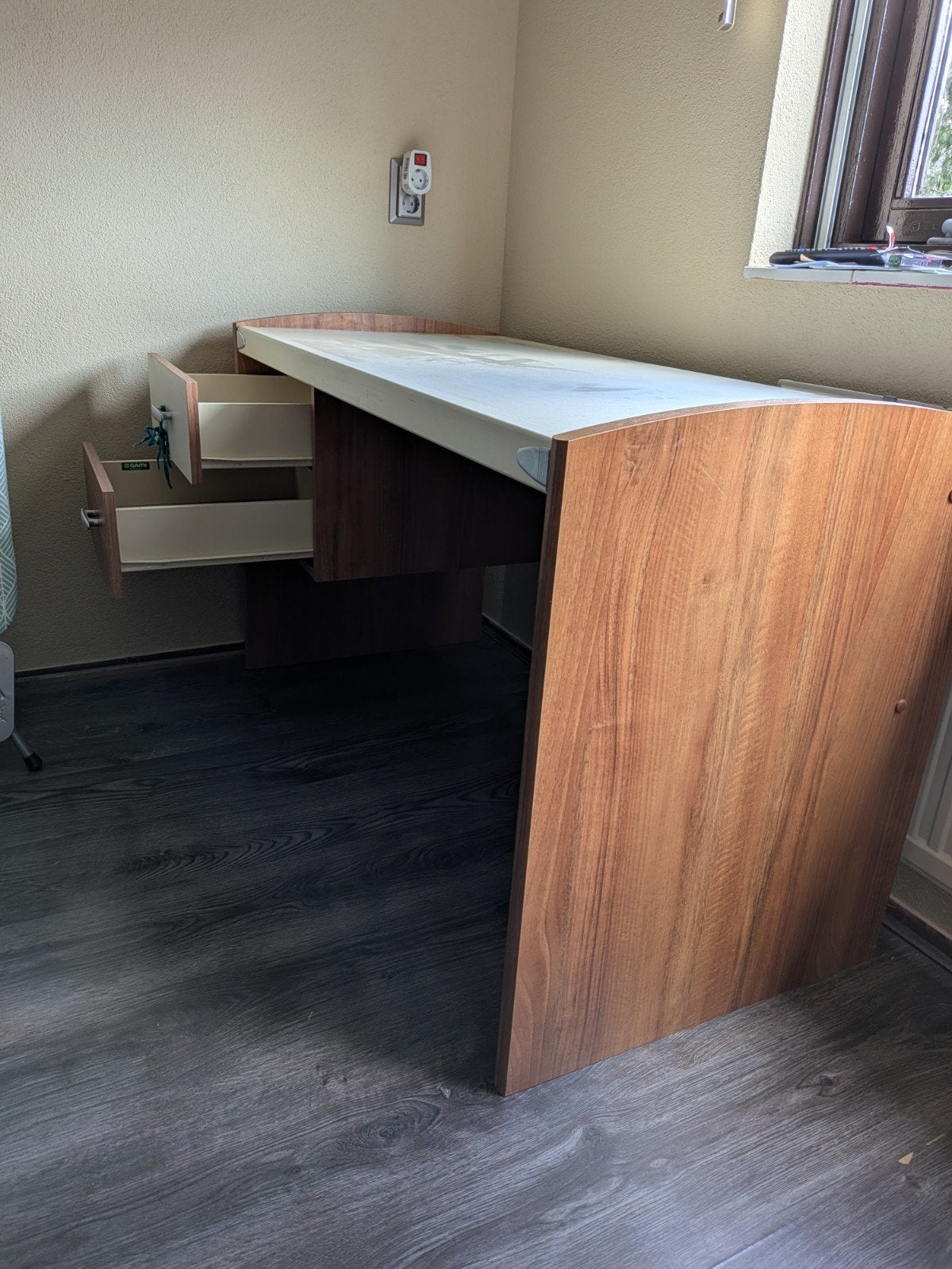 Praktisch bureau met lades - ideaal voor thuiswerkplek, Ophalen, Met lades, Gebruikt, Hout