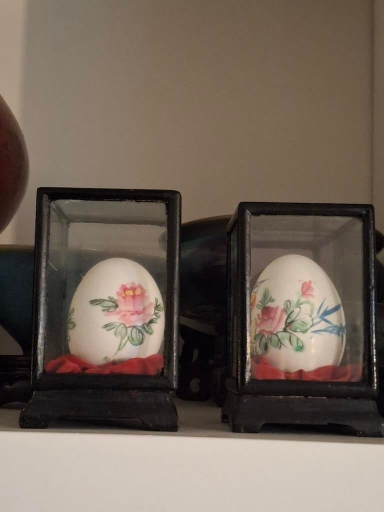 2 Chinese handbeschilderde eieren in vitrine-vintage, Ophalen of Verzenden