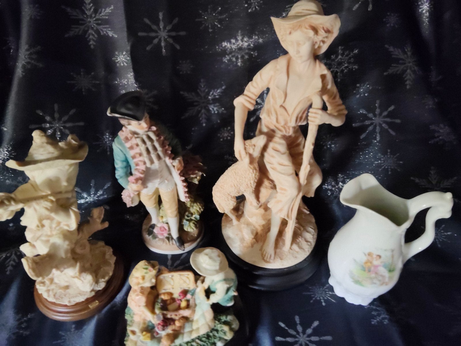 Diverse decoratieve beelden en een porseleinen kan, Ophalen, Steen of Keramiek, Meerkleurig, Groep mensen
