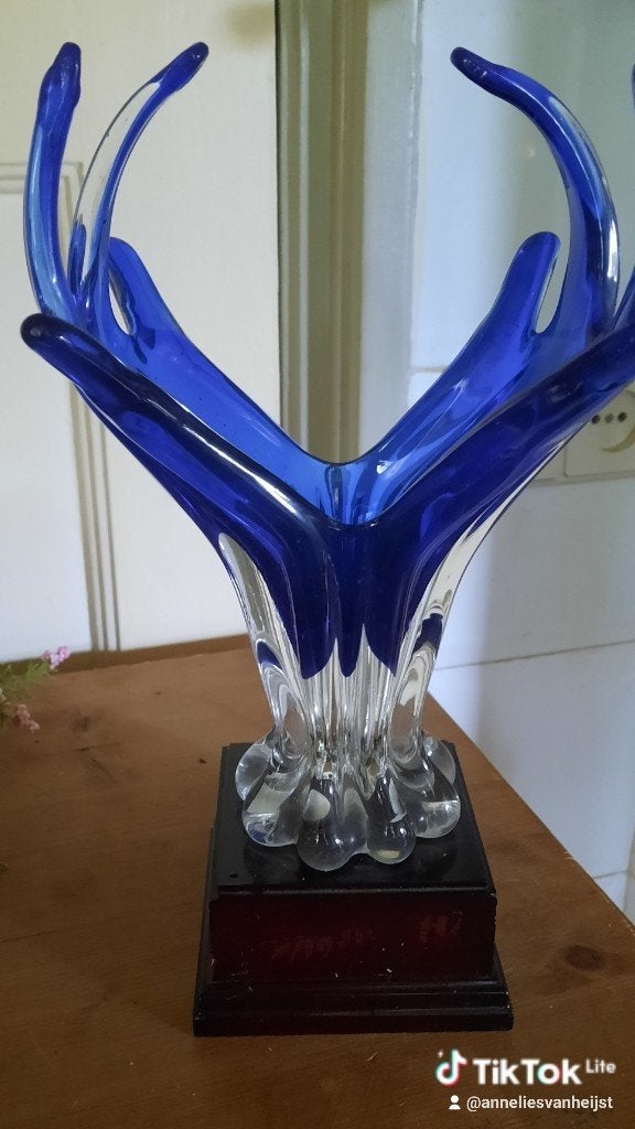 Prachtige blauwe glazen vaas op houten voet, Ophalen of Verzenden