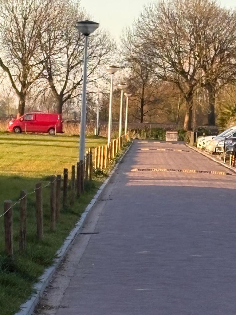 8 Verkeersdrempels 4,5m lang, 7cm hoog, met ankers, Ophalen of Verzenden, Zo goed als nieuw