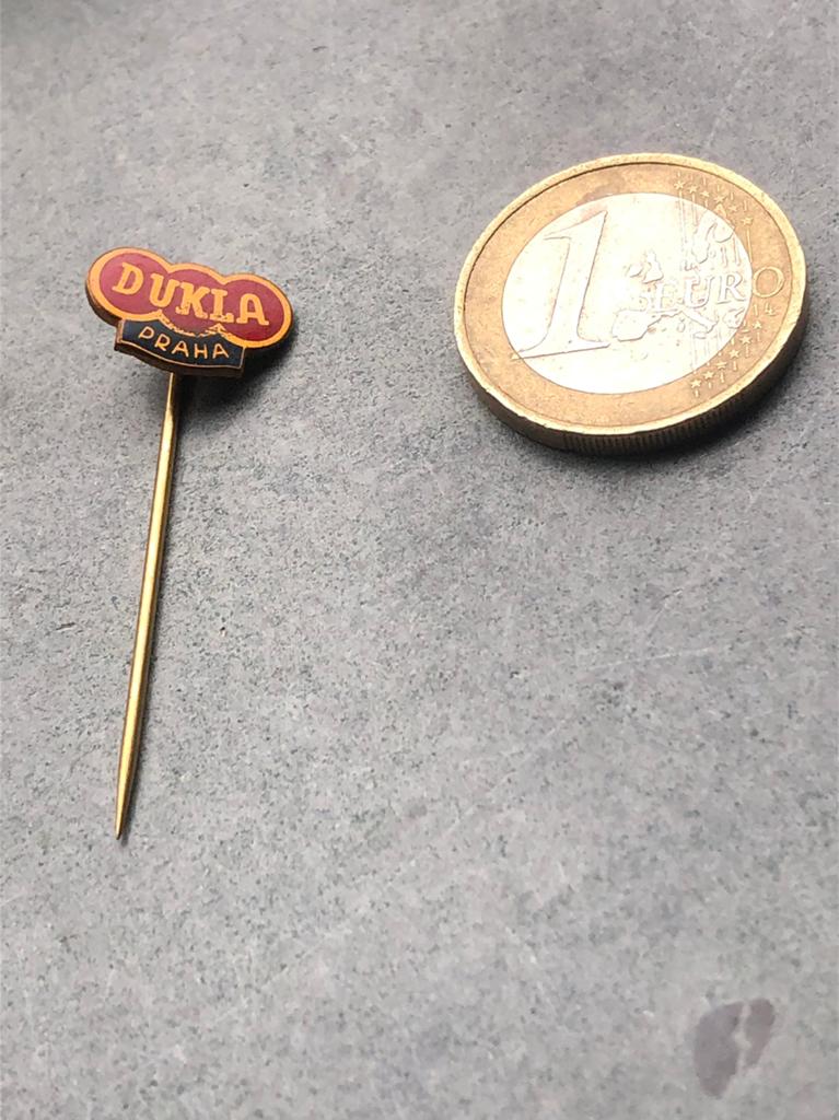 Oud speldje Dukla Praag Hongarije, Verzamelen, Speldjes, Pins en Buttons, Gebruikt, Speldje of Pin, Sport, Ophalen of Verzenden