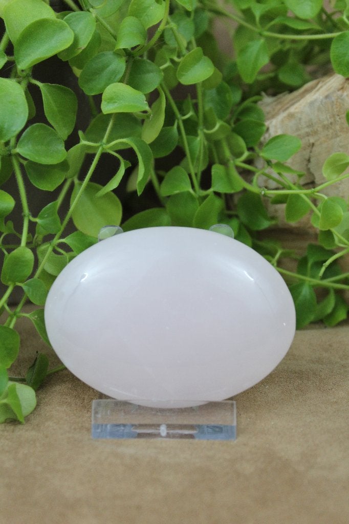 Mangano calciet ovaal – oranje fluorescentie onder UV, Ophalen of Verzenden, Mineraal