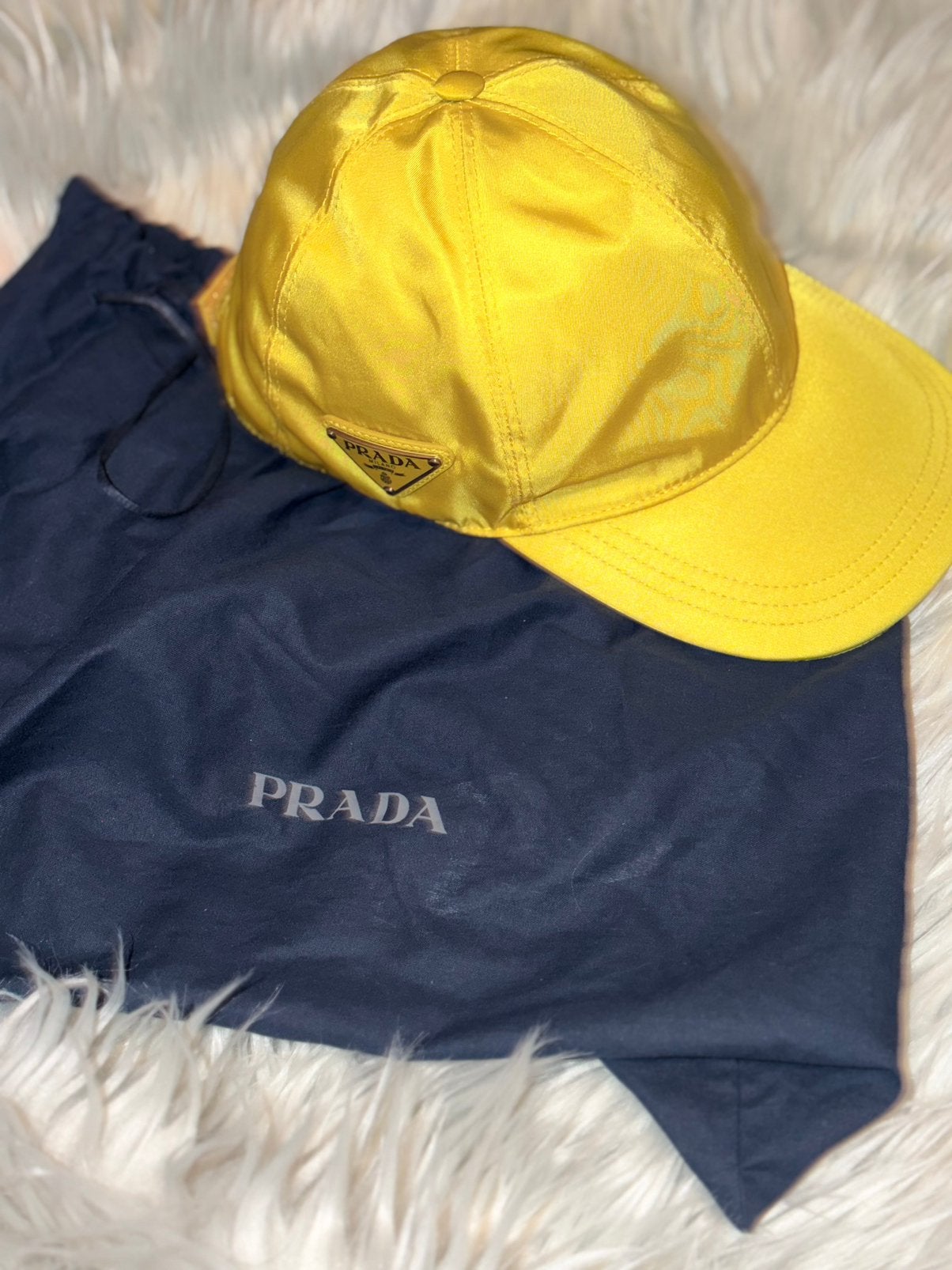 Originele Prada Re-Nylon Logo Cap pet geel S inc dustbag bon, Ophalen of Verzenden, Zo goed als nieuw