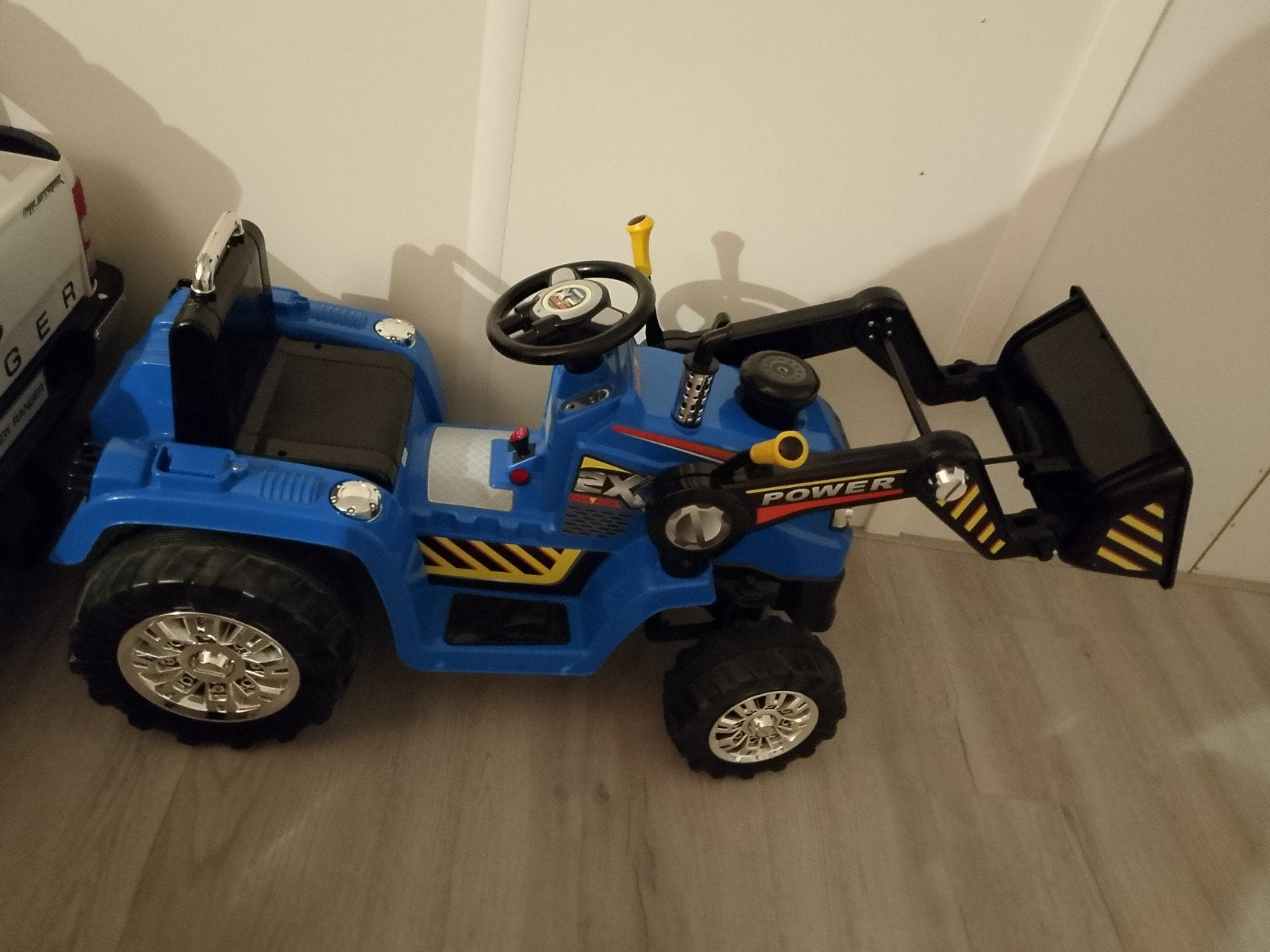 Blauwe elektrische tractor met schepbak, Kinderen en Baby's, Ophalen, Gebruikt, Trapvoertuig