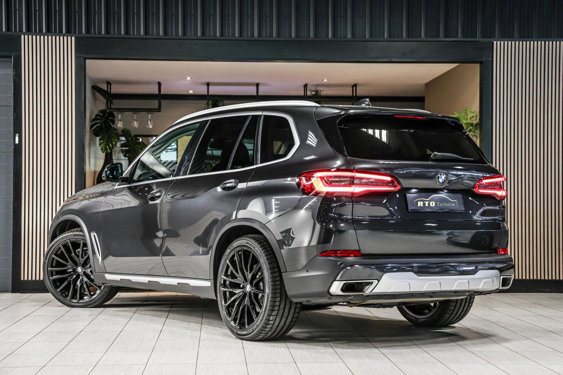 BMW X5 xDrive40i High Executive|Achterasbesturing|ACC|Pano, Auto's, Gebruikt, Met garantie (alle), 340 pk, Bedrijf