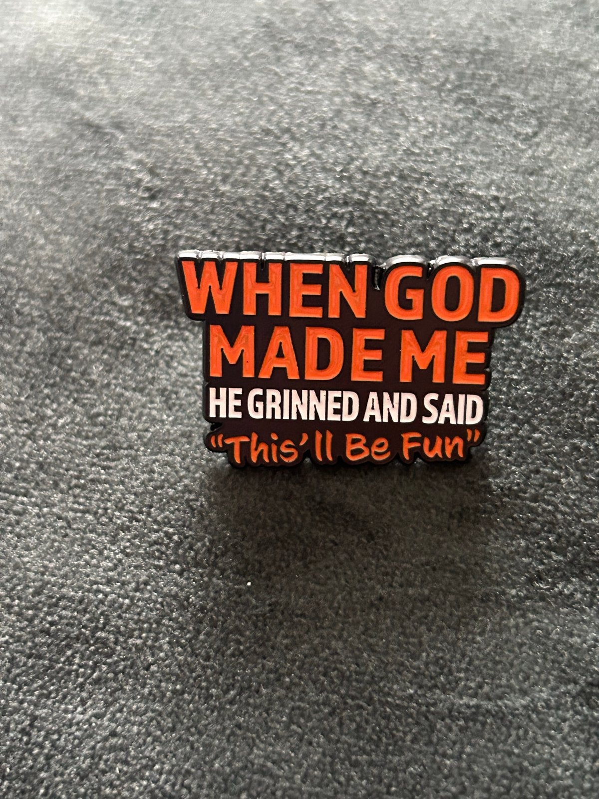 Pin met grappige tekst: 'When God Made Me...', Ophalen of Verzenden, Nieuw, Overige onderwerpen, Speldje of Pin