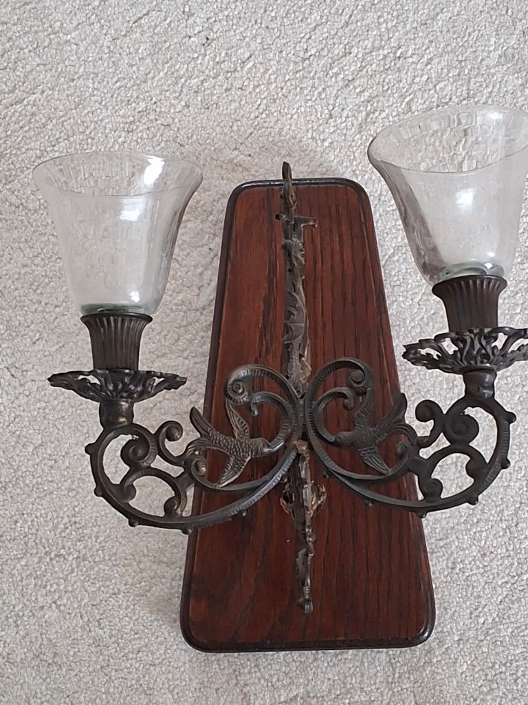 Oude Wandkandelaar met 2 armen en glazen kapjes, Antiek en Kunst, Antiek | Lampen, Ophalen of Verzenden