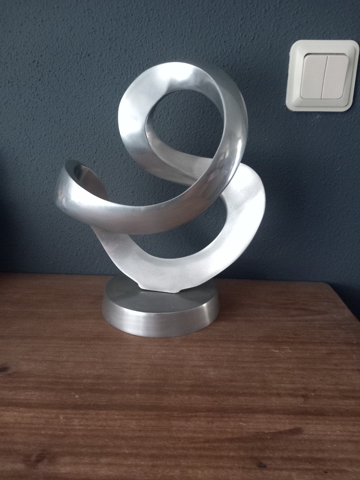 Moderne Abstracte Metalen Sculptuur op Sokkel, Zilver, Ophalen of Verzenden, 20 - 50 cm, Beeld