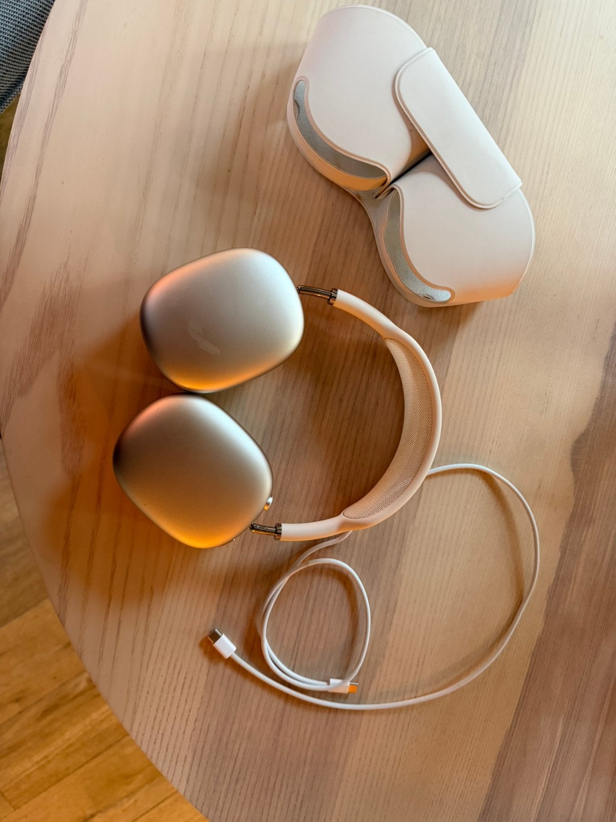 Apple AirPods Max USB-C in de kleur Starlight., Ophalen of Verzenden, Zo goed als nieuw, Overige merken