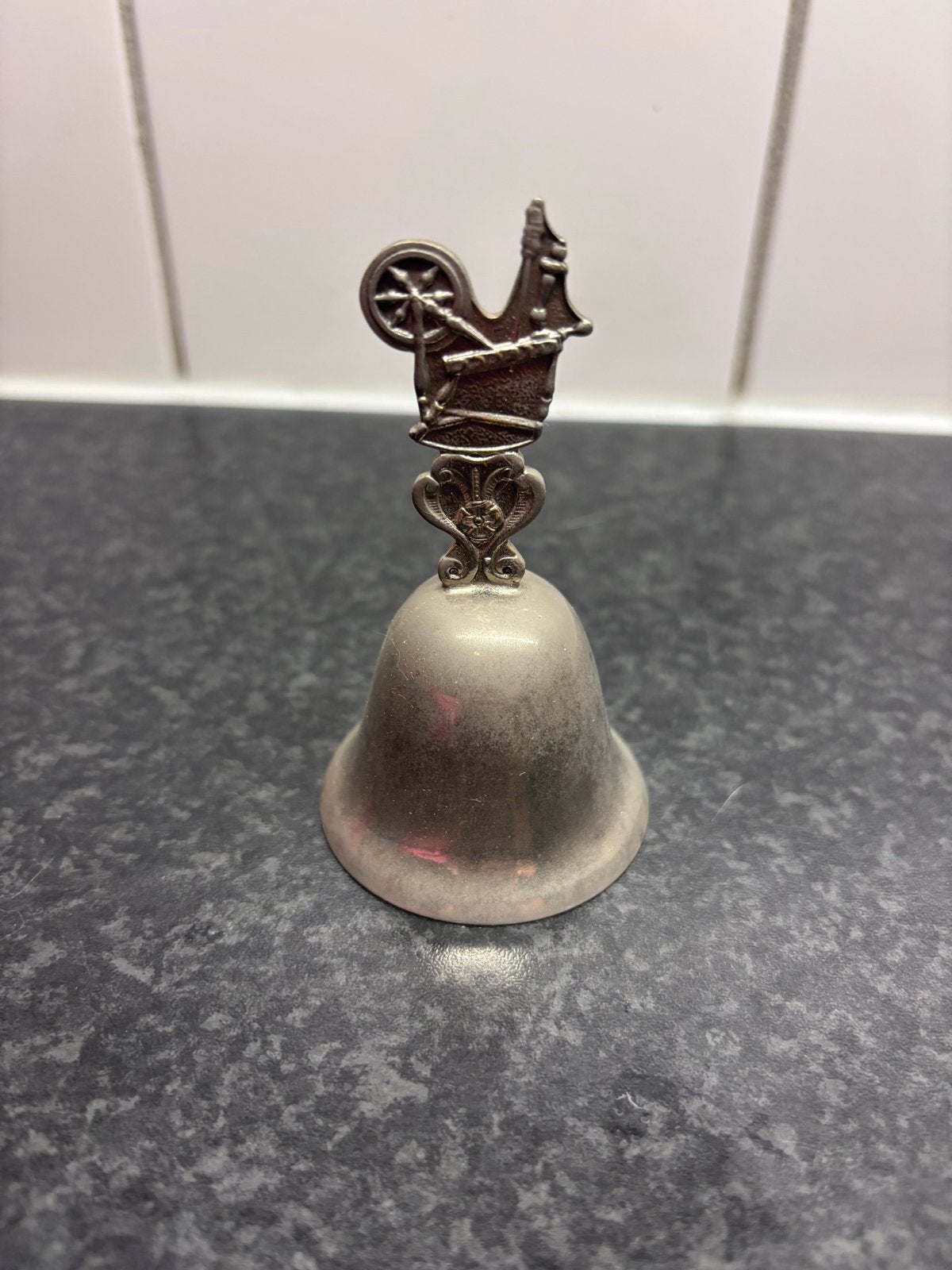 Zilveren bel met spinnewiel - Walra, Antiek en Kunst, Ophalen of Verzenden, Zilver