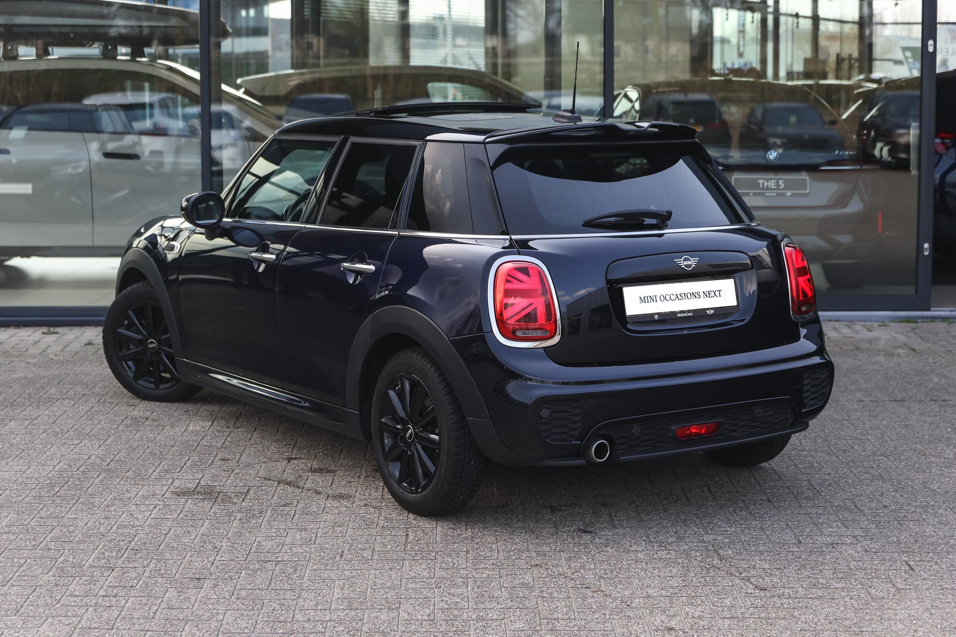 MINI Hatchback Cooper JCW / Panoramadak / Sportstoelen / Com, Auto's, 136 pk, Gebruikt, Met garantie (alle), Blauw